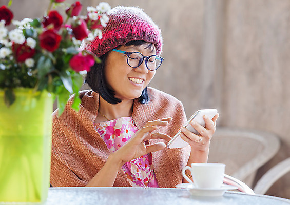 포토 JPG 해외이미지 손 응시 공원 여자 행복 선 통신 부분 놀이 모바일 휴식 주택 한명 야외 스마트폰 핸드폰 스크린 모니터 기쁨 터치 관찰 메시지 뉴스 연결 전화기 스마트 읽기 온라인 소통 소셜 소셜미디어 해외202004 해외포토 1 시선 공공시설 감정 컨셉 모션 사람 건물 신체부위 전자제품 스마트기기 컴퓨터 파일형식 이미지허브