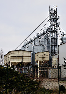 포토 JPG 해외이미지 식물 산업 농업 공장 직장 옥수수 사람없음 야외 건물 경제 빛 농장 탑 금속 쓰레기통 시골 저수지 은색 낟알 컨테이너 밀 창고 탱크 보리 수납 사일로 철강 귀리 해외202004 해외포토 건축물 컬러 회사 공업 재질 곡류 파일형식 이미지허브