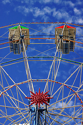 포토 JPG 해외이미지 주간 별 하늘 전등 사람없음 파란색 축제 놀이공원 관찰 바퀴 승차 큼 쇼 마차 공평 앞머리 해외202004 해외포토 자연요소 헤어스타일 교통수단 컬러 모션 조명 테마파크 크기 파일형식 이미지허브