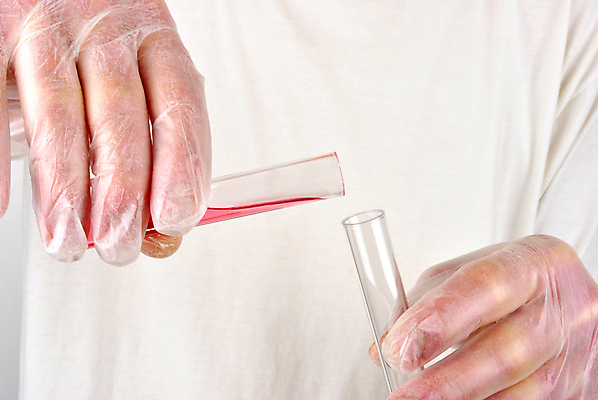 포토 JPG 해외이미지 손 장갑 손가락 유리 사람없음 빨간색 잡기 오픈 원형 액체 실험실 시험관 유리그릇 튜브 화학약품 화학자 해외202004 해외포토 도형 그릇 잡화 컬러 모션 재질 실험기구 실험 신체부위 화학 과학자 물질 파일형식 이미지허브