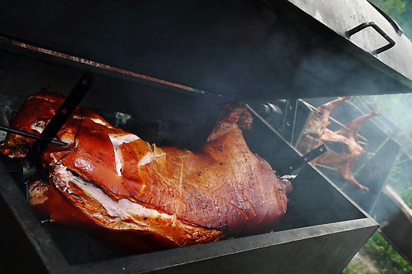 포토 JPG 해외이미지 전통 음식 불 육류 돼지고기 요리 사람없음 야외 농장 식당 정원 축제 저녁식사 껍질 돼지 그릴 바비큐 난로 굽기 체코 석탄 신발장 해외202004 해외포토 자연요소 유럽 농업 식재료 포유류 주방용품 상점 식사 난방기 구이 파일형식 이미지허브