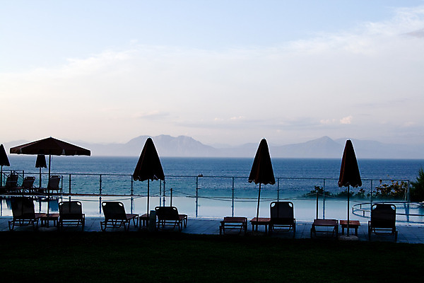 포토 JPG 해외이미지 구름 우산 하늘 휴식 산 수영장 사람없음 여름 수영 일몰 안개 뜨거움 저녁 손목시계 그리스 해외202004 해외포토 자연요소 계절 유럽 시계 컨셉 장신구 날씨 노을 수상스포츠 야간 파일형식 이미지허브