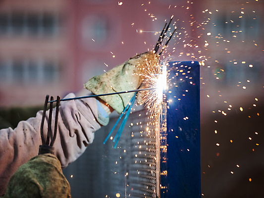 포토 JPG 해외이미지 직업 1 손 남자 산업 안경 장갑 공장 불 불꽃 노동자 작업복 가면 안전 사람 사람없음 빛 금속 힘 장비 공구 손전등 잡기 작업 뜨거움 작업실 기술자 수리 제조 보호 헬멧 철 무거움 공학 용접 용접공 조작 철강 해외202004 해외포토 자연요소 잡화 옷 교육 컨셉 공업 모션 재질 조명 신체부위 도구 무게 보호장비 파일형식 이미지허브