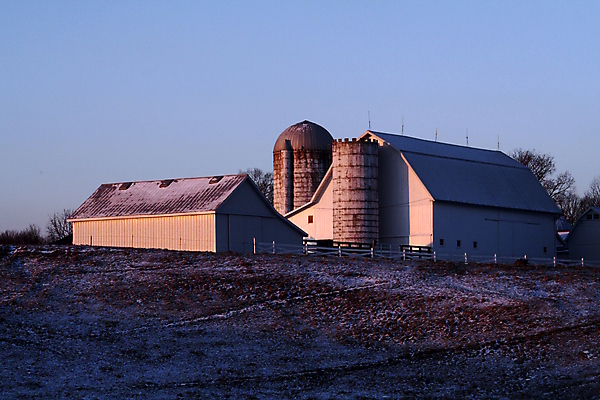 포토 JPG 해외이미지 농업 아침 사람없음 햇빛 농장 시골 언덕 속도 외양간 옛날 해외202004 해외포토 주간 산업 태양 파일형식 이미지허브