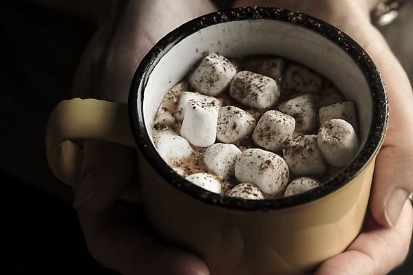 포토 JPG 해외이미지 손 음료 겨울 요리 사람없음 컵 가로 갈색 노란색 금속 주방 카페 흰색 뜨거움 달콤 맛 먹기 아로마 향 난방 카페테리아 코코아 마시멜로우 안락 해외202004 해외포토 식기 계절 컬러 컨셉 모션 재질 디저트 신체부위 상점 파일형식 이미지허브