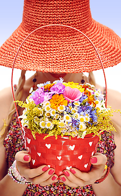 포토 JPG 해외이미지 백인 꽃 행복 꽃다발 꽃무늬 오렌지 자연 관리 사랑 한명 사람 야외 여름 금발 노란색 바구니 화목 봄 꿈 하트 보케 여름옷 해외202004 해외포토 모양 서양인 식물 1 헤어스타일 옷 계절 감정 컬러 컨셉 무늬 과일 생태계 파일형식 여름_계절 이미지허브