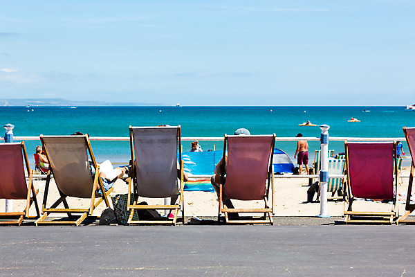 포토 JPG 해외이미지 전통 계절 문화 바다 하늘색 의자 하늘 휴가 휴식 잉글랜드 사람없음 목재 물 여름 파란색 여행객 줄무늬 산책로 추위 프랑스 수확 역사 선탠 갑판 지중해 휴양지 복고 엽서 타운 프랑스어 철책 수평선 해외202004 해외포토 자연요소 나무 문자 유럽 길 컬러 가구 컨셉 무늬 농업 배_교통 재료 영국 사람 장소 도시 편지 파일형식 이미지허브