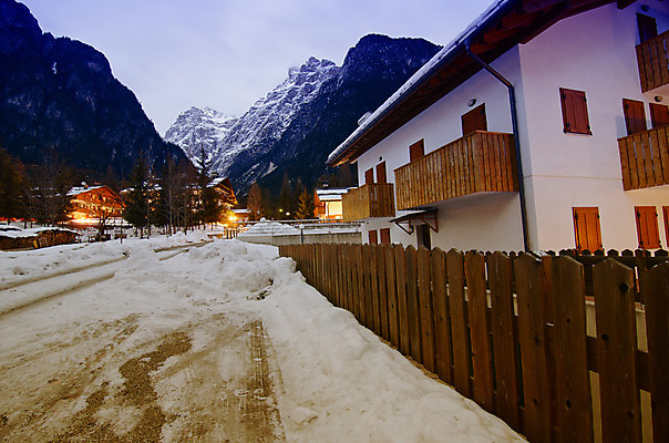 포토 JPG 해외이미지 나무 식물 구름 계절 공원 도로 벽 스포츠 여행 백그라운드 크리스마스 밭 오렌지 일러스트 자연 하늘 휴가 산 주택 풍경 사람없음 야외 목재 장식 여름 파란색 빛 태양 노란색 마을 얼음 일몰 봄 추위 신선 도시 정상 야간 숲 알프스 장면 무료 해외202004 해외포토 자연요소 공공시설 기념일 유럽 길 컬러 농업 과일 재료 교통시설 건물 노을 생태계 파일형식 이미지허브