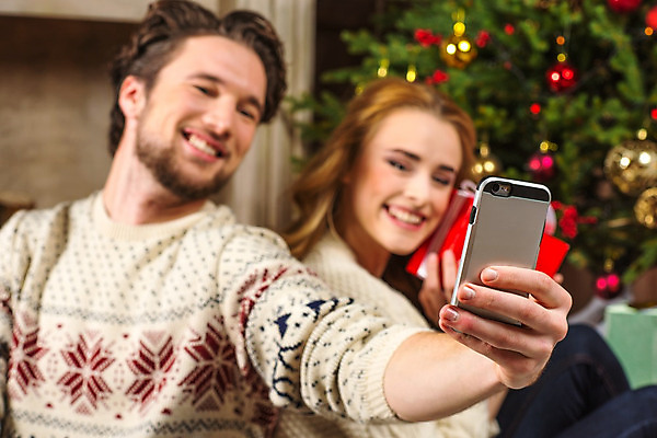 포토 JPG 해외이미지 라이프스타일 커플 여자 남자 행복 감정 얼굴 백그라운드 크리스마스 2 관계 휴가 친절 새해 크리스마스선물 선물 사랑 사람 두명 가로 선물상자 상자 축제 인사 쌍 열정 크리스마스이브 스타일 해외202004 해외포토 기념일 생활 신체부위 예절 파일형식 이미지허브