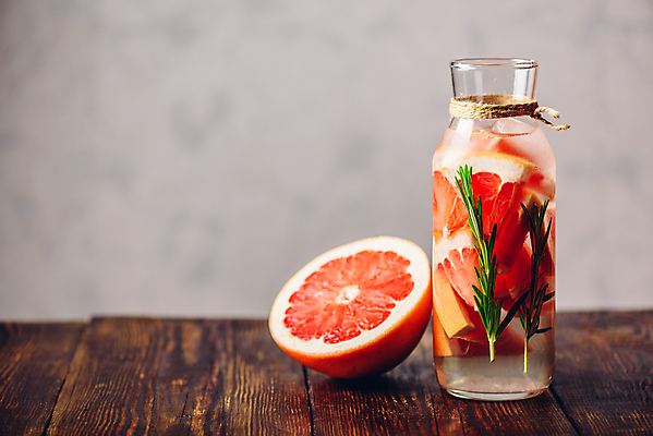 포토 JPG 해외이미지 단면 유리병 실내 사람없음 자몽 로즈메리 나무탁자 자몽에이드 자몽주스 해외202004 해외포토 과일 탁자 병_용기 내부 과일주스 허브 에이드 파일형식 이미지허브