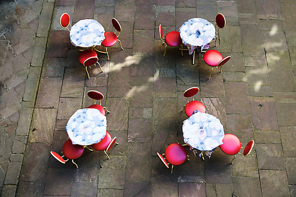 포토 JPG 해외이미지 꽃 가구 의자 탁자 호텔 휴식 새로움 거리 바닥 앉기 사람없음 야외 내부 장식 가로 빨간색 파란색 빛 태양 갈색 금속 식당 식사 카페 식탁보 도시 바 원형 4 가죽 서비스 머리위 무료 해외202004 해외포토 자연요소 도형 식물 컬러 생활용품 컨셉 모션 재질 숙소 숫자 상점 파일형식 이미지허브