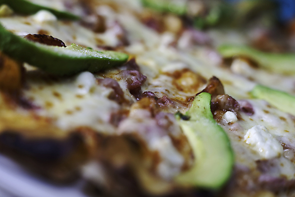 포토 JPG 해외이미지 음식 치즈 피자 사람없음 초록색 닫기 소금 토핑 베이컨 아보카도 해외202004 해외포토 컬러 과일 모션 유제품 패스트푸드 서양음식 돼지고기 파일형식 이미지허브