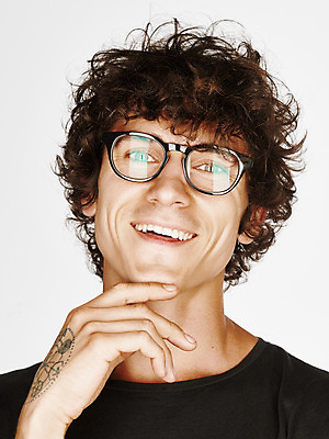 포토 JPG 해외이미지 백인 라이프스타일 남자 행복 감정 얼굴 성공 실내 한명 사람 소년 성인 긍정 해외202004 해외포토 서양인 1 어린이 컨셉 내부 생활 신체부위 파일형식 이미지허브