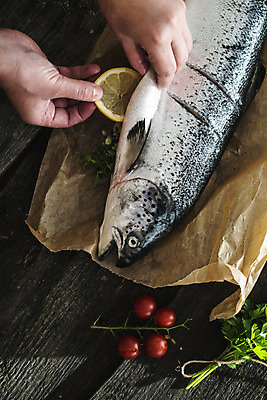 포토 JPG 해외이미지 종이 밧줄 음식 토마토 채소 재료 탁자 건강 마늘 어류 요리 사람없음 목재 검은색 식사 저녁식사 어둠 추위 수확 시골 신선 칼 브로콜리 지중해 레몬 허브 해산물 준비 날것 소금 후추 해외202004 해외포토 나무 식물 줄 바다 컬러 가구 농업 과일 수중동물 향신료 파일형식 이미지허브