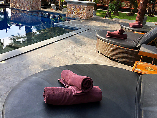 포토 JPG 해외이미지 나무 여행 가구 의자 태국 자연 휴가 휴식 수영장 손바닥 사람없음 야외 물 수건 태양 수영 스파 침대 고급 빌라 책상 휴양지 이국적 파라다이스 해외202004 해외포토 자연요소 식물 손 아시아 생활용품 컨셉 주택 위생용품 장소 수상스포츠 생태계 파일형식 이미지허브