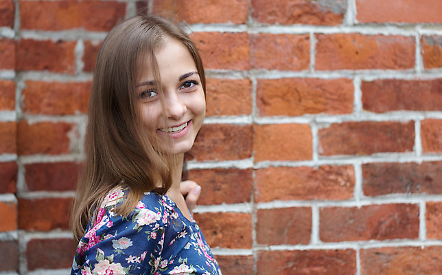 포토 JPG 해외이미지 백인 모델 라이프스타일 응시 여자 문화 얼굴 벽 포즈 생각 자연 휴식 벽돌 한명 서기 사람 성인 빨간색 머리카락 머리 유행 어둠 침묵 흰색 도시 기다림 장면 지능 해외202004 해외포토 서양인 1 시선 컬러 컨셉 모션 생활 신체부위 소리 생태계 파일형식 이미지허브