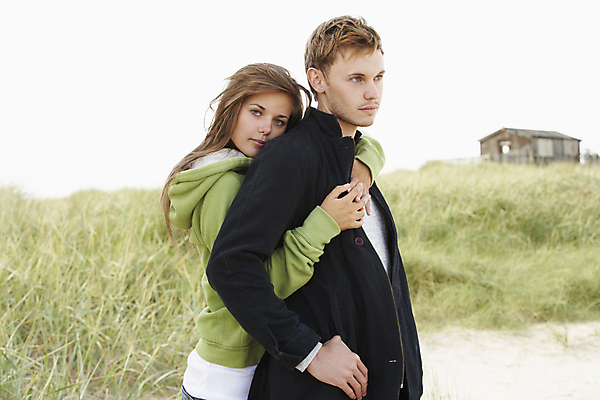 포토 JPG 해외이미지 백인 라이프스타일 커플 옷 여자 남자 행복 여유 모래 생각 포옹 휴가 함께함 따뜻함 사랑 서기 미소 사람 20대 야외 두명 가로 유행 가을 오두막 모래언덕 배려 해외202004 해외포토 서양인 계절 감정 컨셉 관계 안기 모션 표정 청년 생활 언덕 파일형식 이미지허브