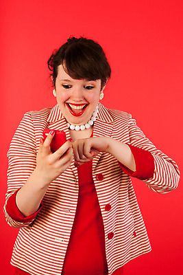 포토 JPG 해외이미지 행복 백그라운드 비즈니스 통신 갈색머리 대화 한명 웃음 10대 빨간색 스마트폰 핸드폰 세트 외침 줄무늬 듣기 최고 센터 유머 뉴스 스마트 복고 부름 통화 옛날 해외202004 해외포토 1 헤어스타일 감정 컬러 컨셉 무늬 모션 청소년 표정 말하기 사람 전자제품 스마트기기 소리 파일형식 이미지허브