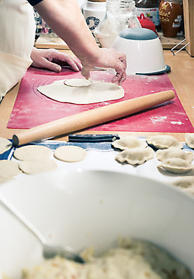 포토 JPG 해외이미지 전통 접시 손 할머니 음식 재료 탁자 치즈 감자 요리 사람없음 목재 주방 요리사 식사 저녁식사 침묵 흰색 신선 맛 먹기 향수 준비 날것 반죽 밀가루 점심식사 폭식 경단 라비올리 생식 우크라이나 페스츄리 핸드메이드 현실 해외202004 해외포토 나무 직업 식기 여자 노년 유럽 빵 컬러 가구 컨셉 채소 모션 유제품 신체부위 소리 화장품 가루 파일형식 이미지허브