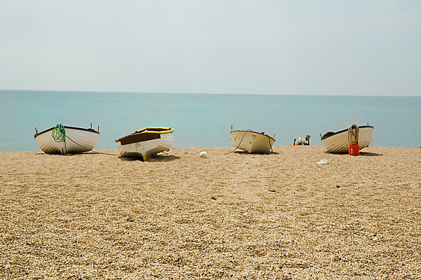 포토 JPG 해외이미지 밧줄 바다 잉글랜드 사람없음 빨간색 초록색 노란색 흰색 보트 신문 정박 드럼 채널 해외202004 해외포토 줄 컬러 배_교통 타악기 영국 간행물 뉴스 파일형식 이미지허브
