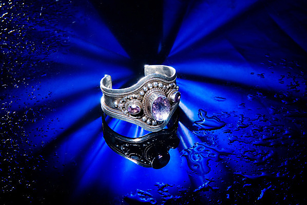 포토 JPG 해외이미지 디자인 여자 리본 백그라운드 목걸이 팔찌 선물 사랑 미술 사람없음 장식 빛 상자 반사 유행 반지 화려 뜨개질 그룹 재산 황금 고급 소프트포커스 보석 수집 소중 구슬 오브젝트 활 다이아몬드 가치 스타일 해외202004 해외포토 감정 컨셉 장신구 문화예술 촬영기법 사람 취미 금융 광석 파일형식 이미지허브