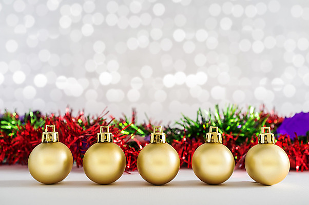 포토 JPG 해외이미지 전통 계절 백그라운드 크리스마스 겨울 공 휴가 새로움 새해 선물 사람없음 장식 가로 빨간색 초록색 장식볼 흰색 축하 인사 신용카드 황금 모서리 연도 보케 상록수 침엽수 원뿔 가문비나무 카피스페이스 해외202004 해외포토 도형 나무 기념일 컬러 컨셉 금융 공백 예절 파일형식 이미지허브