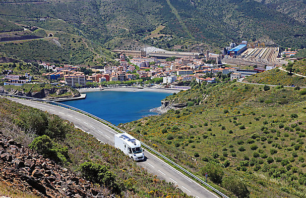 포토 JPG 해외이미지 유럽 도로 바다 여행 건축양식 교통시설 지붕 산 주택 항해 파노라마 풍경 사람없음 건물 여름 여행객 마을 항구 캠핑 운전 자유 프랑스 만 스페인 지중해 승합차 포트 타운 루트 스페인어 카라반 안락 해외202004 해외포토 건축물 계절 건축 나라 길 교통 컨셉 배_교통 모션 승용차 레저 촬영기법 사람 도시 시설 캠핑카 파일형식 이미지허브