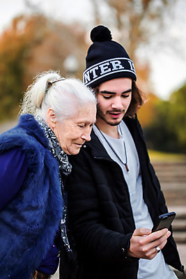 포토 JPG 해외이미지 백인 라이프스타일 응시 옷 공원 행복 할머니 2 겨울 인터넷 가족 자연 모바일 휴가 손자 함께함 설명 미소 사람 성인 야외 두명 파란색 스마트폰 핸드폰 기쁨 회색 가을 잡기 무선전화기 보여주기 해외202004 해외포토 서양인 시선 계절 공공시설 여자 노년 남자 감정 컬러 컨셉 관계 모션 표정 생활 전자제품 스마트기기 전화기 손주 생태계 파일형식 이미지허브