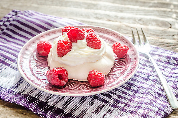 포토 JPG 해외이미지 접시 열매 꽃 음식 포크 과일 부분 탁자 디저트 요리 사람없음 목재 장식 빨간색 빛 케이크 계란 보라색 이탈리아 껍질 흰색 직물 신선 사발 닫기 달콤 설탕 굽기 스위스 크림 냅킨 프랑스어 머랭 페스츄리 해외202004 해외포토 나무 식물 문자 식기 유럽 빵 컬러 가구 재료 모션 알 사기그릇 맛 구이 파일형식 이미지허브