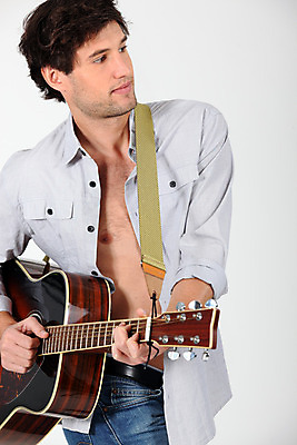 포토 JPG 해외이미지 백인 응시 남자 행복 별 음악 노래 놀이 한명 미소 사람 소년 성인 파란색 청춘 소리 활발 콘서트 음악가 흰색 기구 기타 자신감 연습 예술가 오디오 기타리스트 뮤지컬 해외202004 해외포토 자연요소 서양인 직업 1 시선 감정 어린이 컬러 컨셉 현악기 문화예술 표정 전자제품 공연 연주자 파일형식 이미지허브