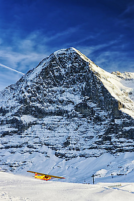 포토 JPG 해외이미지 겨울 하늘 산 비행기 경사 사람없음 파란색 노란색 흰색 스위스 휴양지 산등성이 알프스 이륙 절정 해외202004 해외포토 계절 유럽 컬러 항공교통 대중교통 장소 파일형식 이미지허브