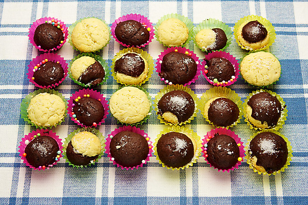 포토 JPG 해외이미지 모양 음식 빵 분홍색 부분 디저트 요리 사람없음 노란색 케이크 초콜릿 식사 빵집 흰색 신선 그룹 황금 달콤 아침식사 상품 작음 설탕 컵케이크 굽기 먹기 오브젝트 머핀 줄서기 페스츄리 핸드메이드 해외202004 해외포토 컬러 모션 상점 맛 크기 구이 파일형식 이미지허브