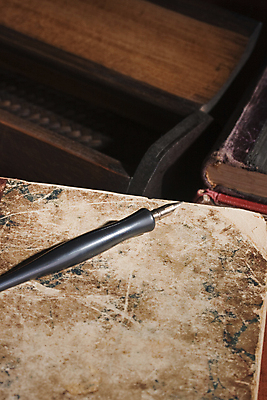 포토 JPG 해외이미지 종이 잉크 사람없음 책 펜 쌓기 상점 정보 덮개 도서관 소중 창고 문서 페이지 보관소 옛날 해외202004 해외포토 교육 컨셉 모션 필기구 뚜껑 저장 파일형식 이미지허브