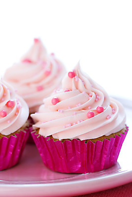 포토 JPG 해외이미지 접시 음식 분홍색 디저트 3 사람없음 장식 케이크 얼음 소용돌이 달콤 컵케이크 굽기 뿌리기 은박지 반투명 파스텔톤 프로스팅 해외202004 해외포토 자연요소 식기 컬러 모션 회오리 맛 구이 제빵 파일형식 이미지허브