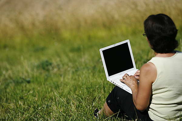 포토 JPG 해외이미지 공원 여자 컨셉 인터넷 비즈니스 휴식 세포 사람 풍경 사람없음 스마트폰 컴퓨터 청춘 햇빛 태양 우주 침묵 키보드 업무 무선전화기 멀티미디어 고용 무료 해외202004 해외포토 자연요소 공공시설 전자제품 핸드폰 스마트기기 소리 구직 작업 전화기 채용 파일형식 이미지허브