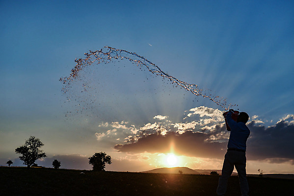 포토 JPG 해외이미지 계절 실루엣 사람 사람없음 물 신선 뜨거움 던지기 시원함 지루함 양동이 땀 내추럴 해외202004 해외포토 자연요소 감정 모션 촬영기법 파일형식 이미지허브