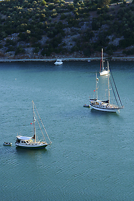 포토 JPG 해외이미지 바다 여행 요트 자연 휴가 항해 사람없음 야외 세로 파란색 침묵 만 고급 장면 닻 칠면조 해외202004 해외포토 컬러 컨셉 배_교통 조류 소리 생태계 파일형식 이미지허브