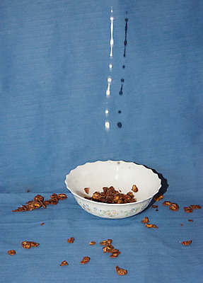 포토 JPG 해외이미지 스튜디오촬영 라이프스타일 음료 음식 이동 모션 아침 추상 아이디어 건강 창조 사람없음 공중 세로 컬러풀 우유 사발 붓기 떨어짐 아침식사 파란배경 흘림 건강식 특별함 스플래쉬 해외202004 해외포토 주간 컬러 백그라운드 컨셉 무늬 유제품 실내 생활 파란색 식사 사기그릇 파일형식 이미지허브