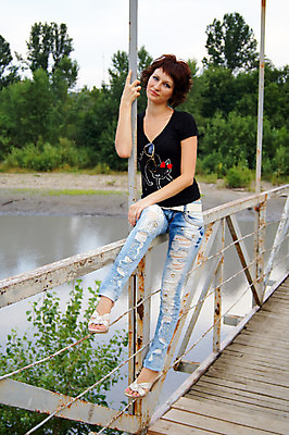 포토 JPG 해외이미지 응시 공원 행복 포즈 자연 갈색머리 건강 한명 미소 풍경 청춘 산책 기쁨 달콤 내추럴 러시아인 스타일 해외202004 해외포토 서양인 1 헤어스타일 시선 공공시설 감정 컨셉 휴식 표정 사람 맛 생태계 파일형식 이미지허브