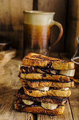 포토 JPG 해외이미지 바나나 실내 사람없음 컵 쌓기 초코시럽 나무배경 해외202004 프렌치토스트 해외포토 식기 백그라운드 과일 모션 내부 초콜릿 토스트 시럽 파일형식 이미지허브