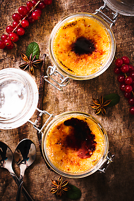 포토 JPG 해외이미지 유리병 실내 사람없음 하이앵글 숟가락 레드커런트 크렘브륄레 나무배경 해외202004 팔각회향 해외포토 열매 뷰포인트 백그라운드 병_용기 디저트 수저 내부 향신료 파일형식 이미지허브