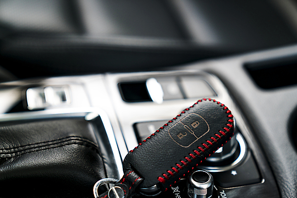 포토 JPG 해외이미지 손 여행 백그라운드 비즈니스 자동차 열쇠 새로움 사람 사람없음 판매 세일 흰색 잡기 구매 멀리 주인 렌탈 자동 제어 해외202004 해외포토 육상교통 컬러 컨셉 모션 신체부위 쇼핑 파일형식 이미지허브