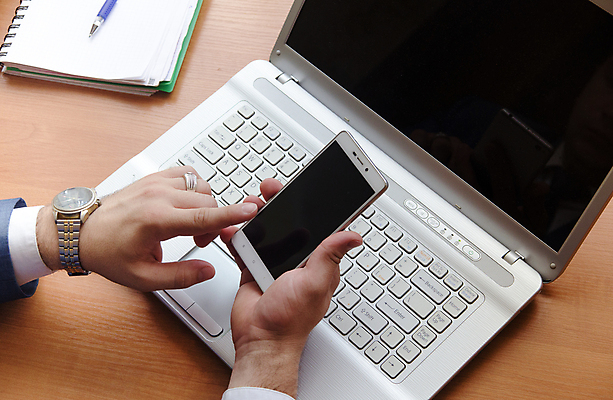 포토 JPG 해외이미지 직업 1 라이프스타일 손 남자 비즈니스 탁자 모바일 직장 한명 사람 앉기 정장 노트북 스마트폰 컴퓨터 사무실 펜 공책 흰색 키보드 업무 작업 비즈니스맨 책상 해외202004 해외포토 옷 컬러 가구 회사 모션 문구용품 생활 신체부위 전자제품 핸드폰 스마트기기 필기구 직장인 파일형식 이미지허브