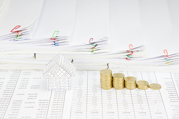 포토 JPG 해외이미지 종이 비즈니스 성공 설계 주택 사람없음 컬러풀 갈색 자료 흰색 업무 인쇄 보고서 문서 클립 영수증 시트 계좌 옛날 해외202004 해외포토 컬러 컨셉 건물 금융 작업 파일형식 이미지허브