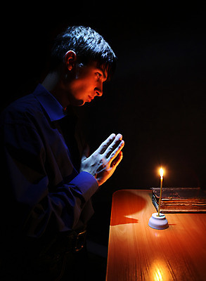 포토 JPG 해외이미지 백인 1 남자 기독교 종교 얼굴 백그라운드 셔츠 실내 관리 손바닥 그림자 한명 서기 사람 성인 10대 책 빛 교회 믿음 성경 어둠 침묵 황혼 방 천주교 기도 그늘 신성 덩어리 단아함 신앙심 심각 해외202004 해외포토 서양인 손 감정 컨셉 상의 종교용품 종교건축 모션 청소년 내부 건물 신체부위 소리 일몰 파일형식 이미지허브