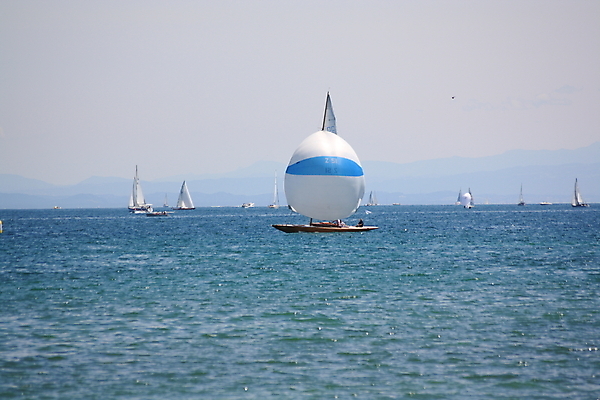 포토 JPG 해외이미지 유럽 바다 여행 요트 교통시설 자연 하늘 낚시 바람 휴가 항해 풍경 사람없음 야외 물 여름 파란색 항구 흰색 보트 크루즈 함선 포트 네비게이션 돛대 레가타 옛날 해외202004 해외포토 자연요소 계절 나라 컬러 교통 배_교통 레저 날씨 시설 생태계 파일형식 이미지허브