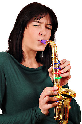 포토 JPG 해외이미지 백인 1 여자 행복 음악 장난 놀이 갈색머리 한명 사람 청춘 소리 공연 연주자 음악가 흰색 기구 표현 색소폰 재즈 멜로디 플레이어 해외202004 해외포토 서양인 직업 헤어스타일 감정 컬러 컨셉 문화예술 이벤트 목관악기 파일형식 이미지허브