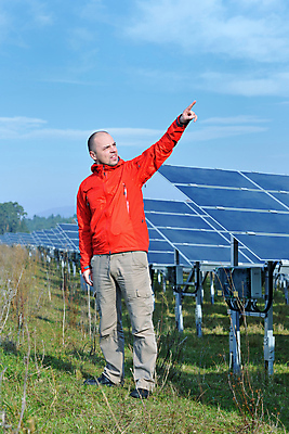 포토 JPG 해외이미지 주간 전신 남자 하늘 한명 성인 야외 앞모습 가리킴 태양에너지 집열판 성인남자한명만 해외202004 해외포토 자연요소 1 뷰포인트 사람 손짓 그린에너지 남자한명만 성인남자만 파일형식 이미지허브