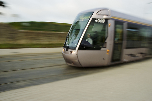 포토 JPG 해외이미지 여행 교통시설 하늘 사람없음 건물 파란색 도시풍경 사무실 새벽 기차 도시 대학교 전차 아일랜드 더블린 귀족 철강 통근 해외202004 해외포토 자연요소 건축물 유럽 육상교통 컬러 교통 비즈니스 학교 대중교통 풍경 시설 출근 파일형식 이미지허브