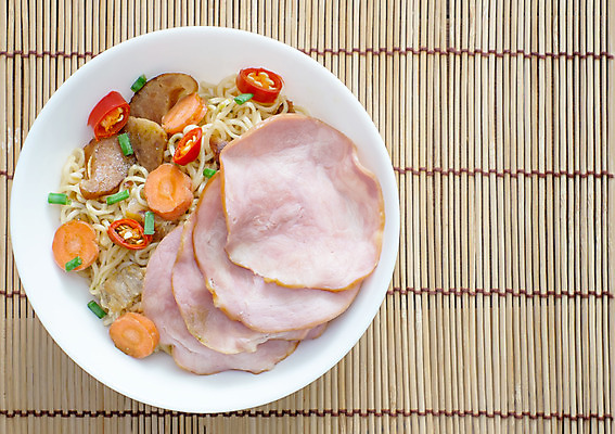 포토 JPG 해외이미지 전통 접시 아시아 음식 재료 파스타 건강 요리 동양인 사람없음 목재 파란색 계란 식사 저녁식사 중국 샐러드 흰색 신선 사발 닫기 맛 수프 먹기 메뉴 국수 햄 날것 각도 점심식사 해외202004 해외포토 나무 식기 나라 컬러 컨셉 모션 서양음식 육류 인종 알 면류 사기그릇 파일형식 이미지허브